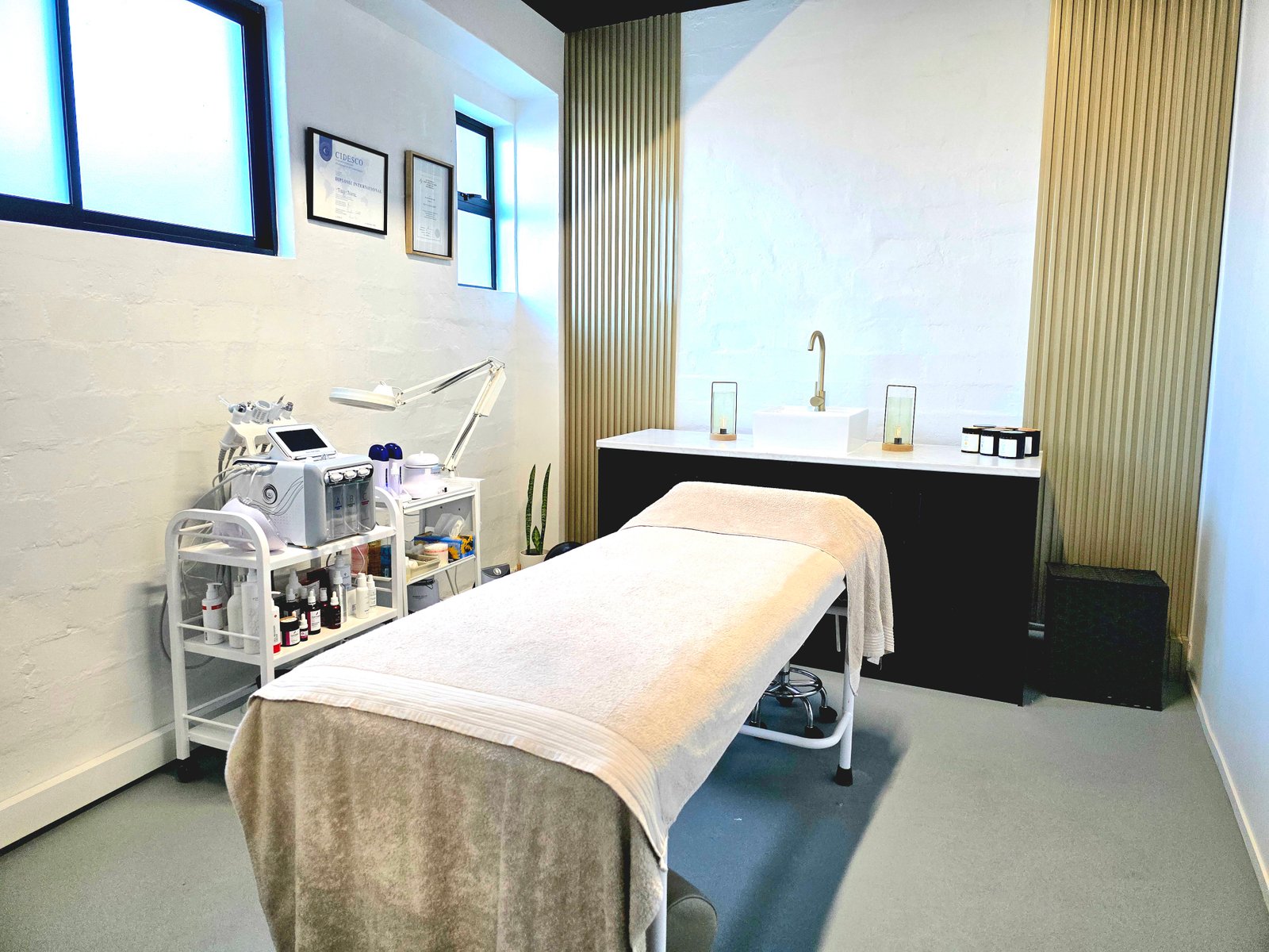 Treatment room with hydra facial machine