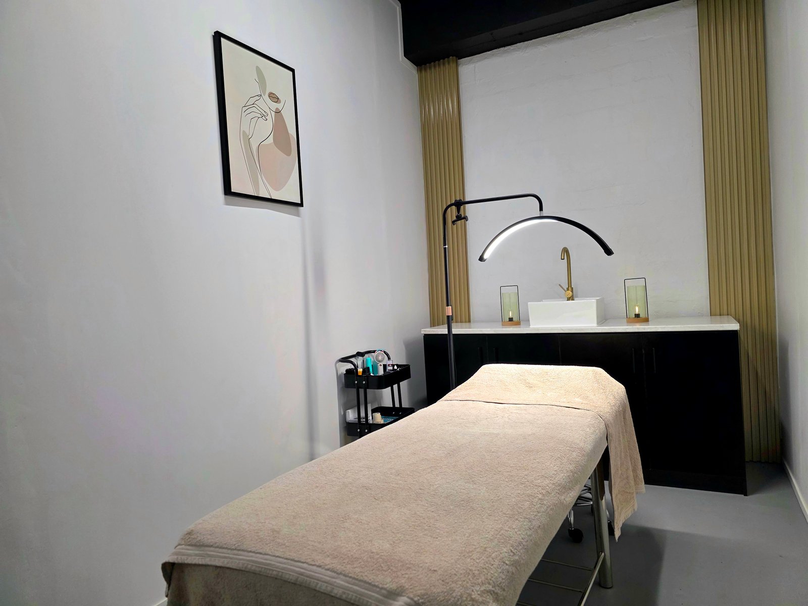 Treatment room with arc lamp